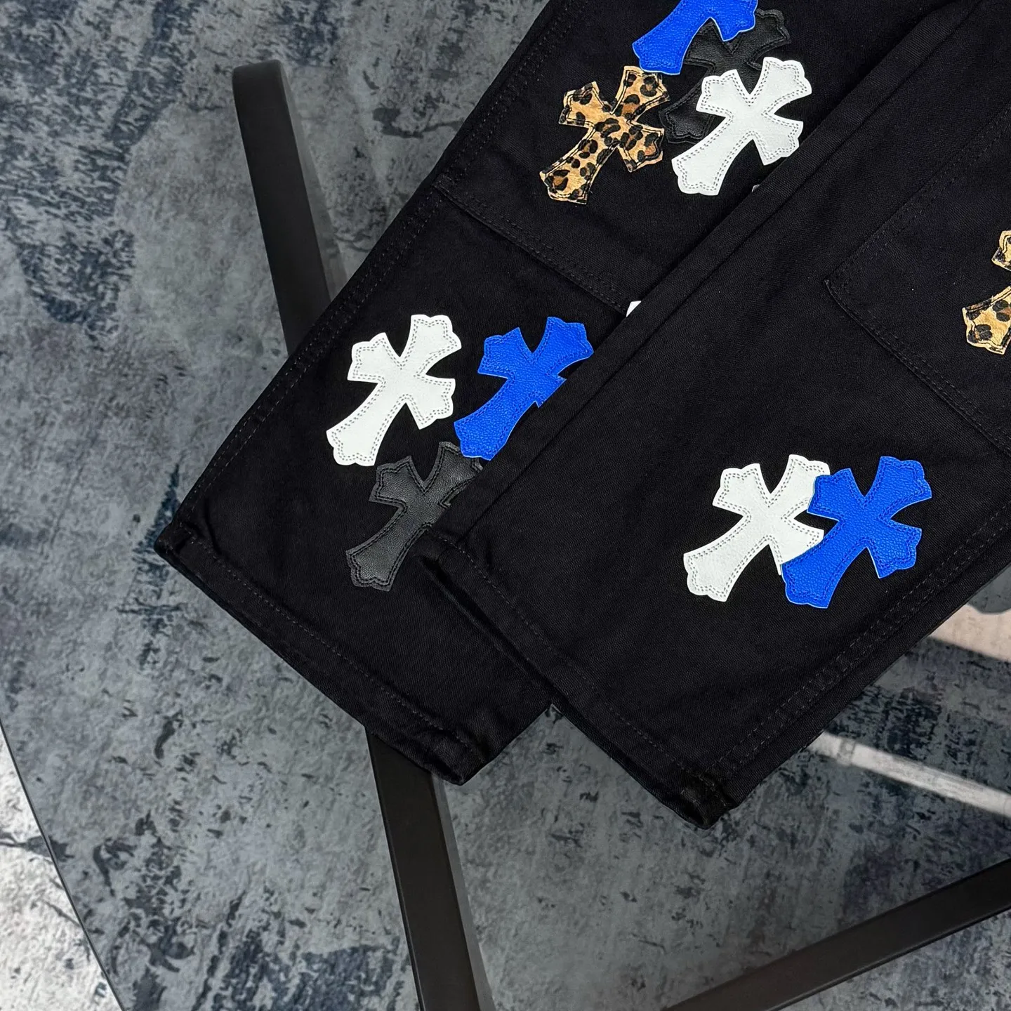 P280 ChromeHearts & ChromeHearts Patent Leather Spliced Blue White Leopard Print Cross Spliced Leather Straight Jeans Ceiling-Level Jeans Hard to Find at the Counter About Zangyin This is an extremely luxurious fashion brand that can also be called the aristocrat of the high street. It has always been an exclusive brand for some hipsters or the rich second generation. Compared with ordinary high streets, it is more luxurious and noble. Compared with luxury brands, it is more fashionable and individual. Top heavy industry fashion design has always been created in the high street luxury style. Speaking of this style, the Zangyin family and the GU family are definitely the leading representative brands. Especially the Zangyin family's creation of high-street style has really reached a state-of-the-art effect. The use of unique washed materials to create this style is already quite eye-catching. It is embellished with pink patchwork cross flowers, which cleverly highlights the brand's charm. Secondly, this style adopts a classic high-waist cut design, which highlights the long legs and fashionable temperament of the upper body. The brand is highly recognizable and the slim fit configuration is more suitable for daily wear. The personality will be fashionable and the specifications can be clearly interpreted. Needless to say, materials and craftsmanship. As an excellent craftsman brand, Zangyin’s requirements for details and craftsmanship are really perfect. The washed color of this model alone has gone through a lot of processes, not to mention the embellishment of denim appliqués. It is also purely handmade and sewn. Just like what they believe in, only handmade things have a soul. Only then does it have the meaning of dressing. A top-notch heavy-duty fashionable denim item. Size: 28/30/32/34/36 Waist: 69/74/79/84/89 Sitting: 97/102/107/112/117 Pants length: 102/104/106/108/110